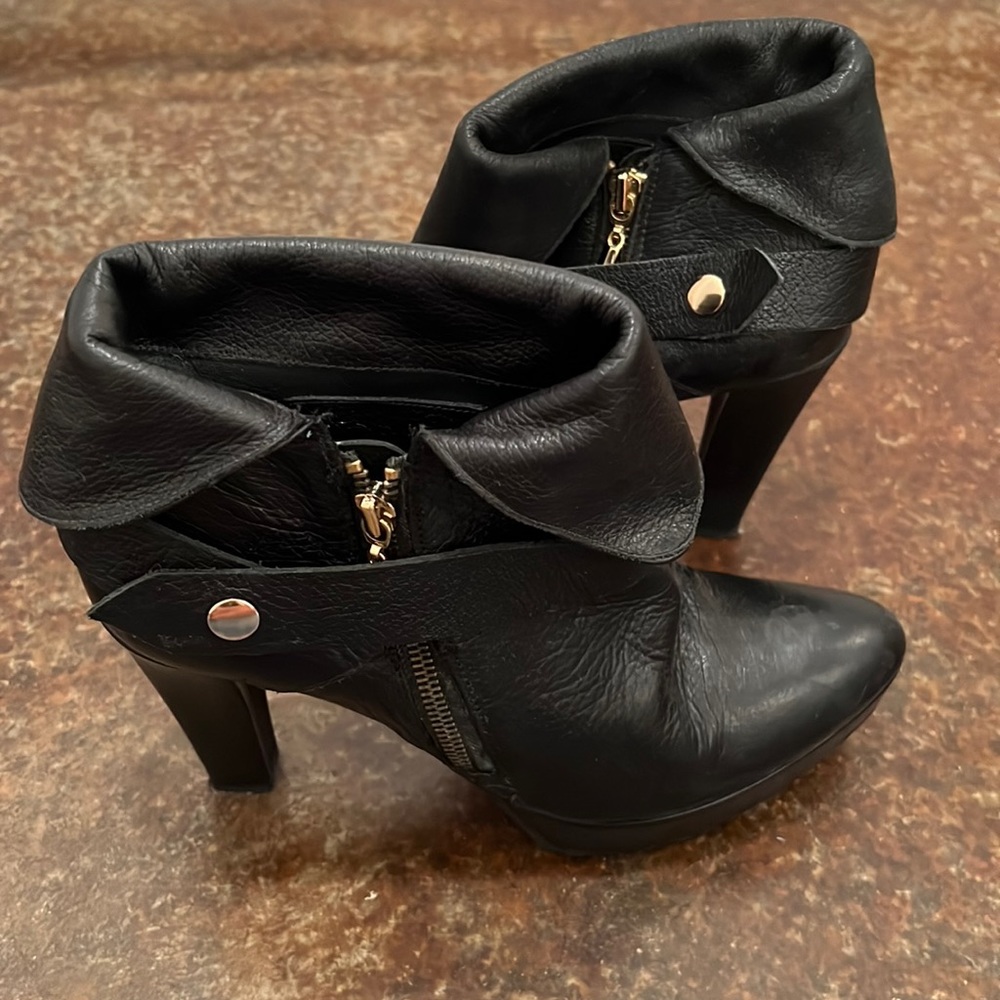 Black Leather Diane Von Furstenberg Heels with Gold Zipper, sz 8.5